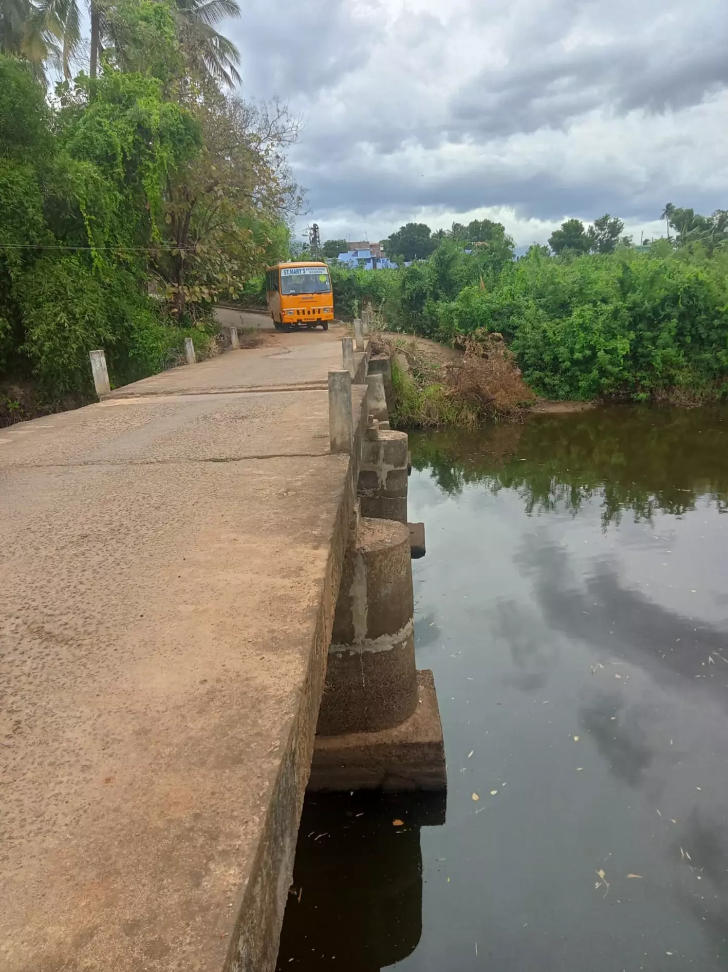 தடுப்புச்சுவர் இ்ல்லாத பாலம்