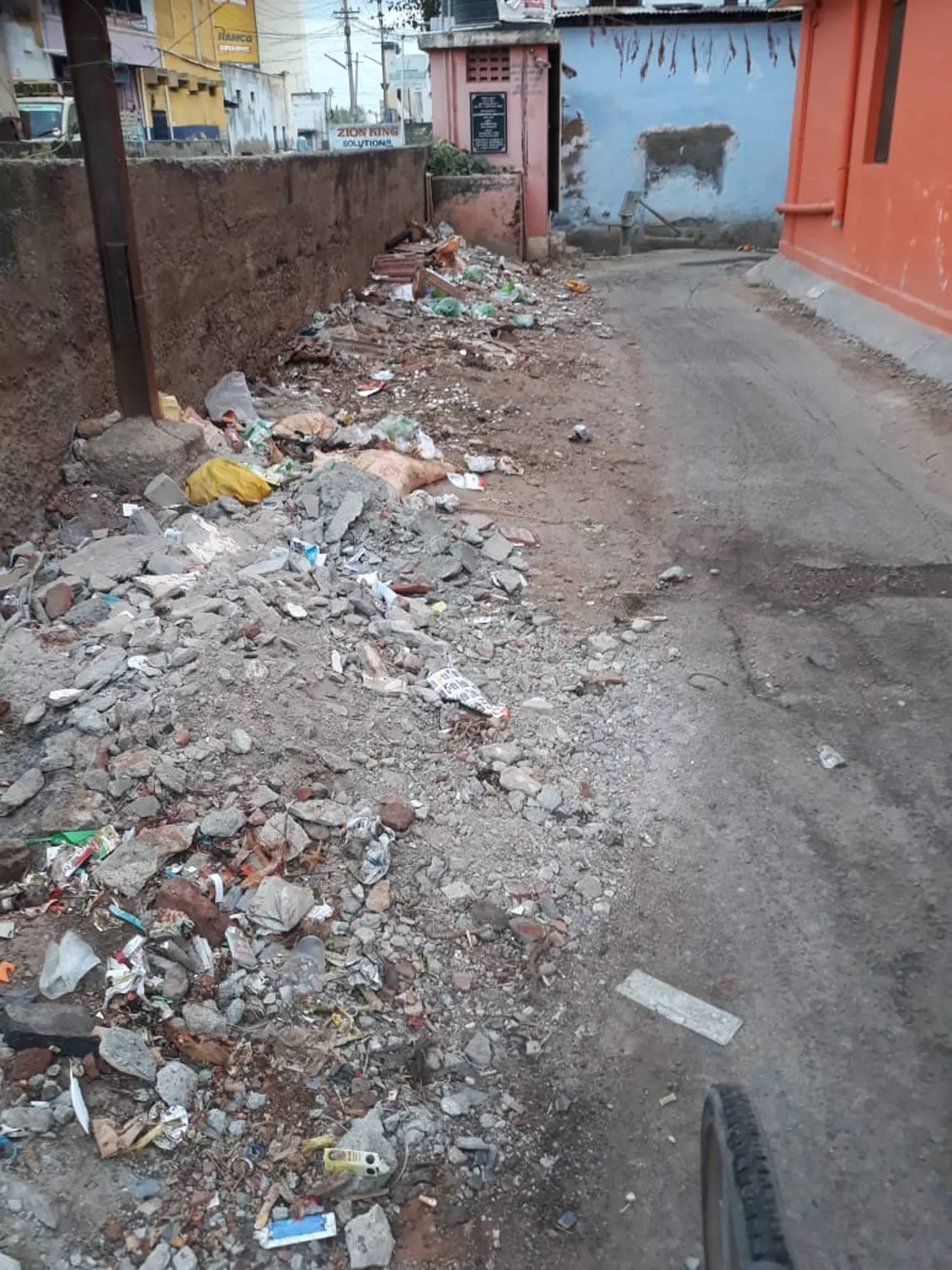 போக்குவரத்துக்கு இடையூறான கட்டிட கழிவுகள்