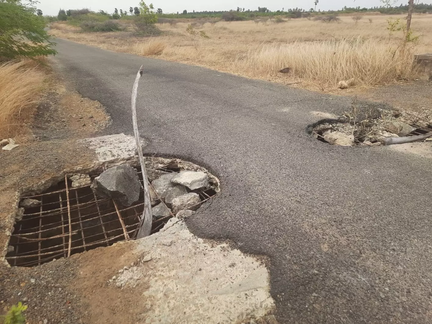 பள்ளம் விழுந்த பாலம்