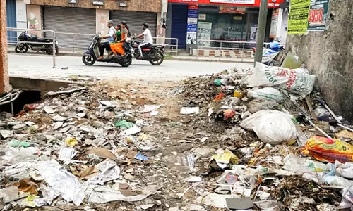 தெருவில் குவியும் குப்பைகள்