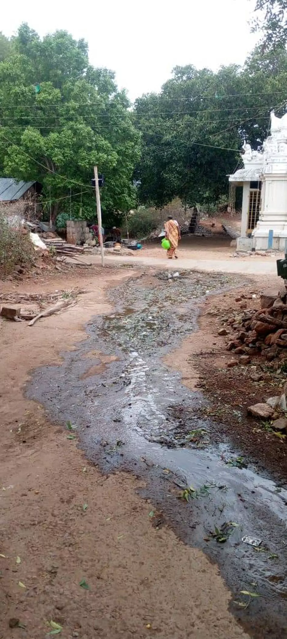 தெருவில் தேங்கும் கழிவுநீர்