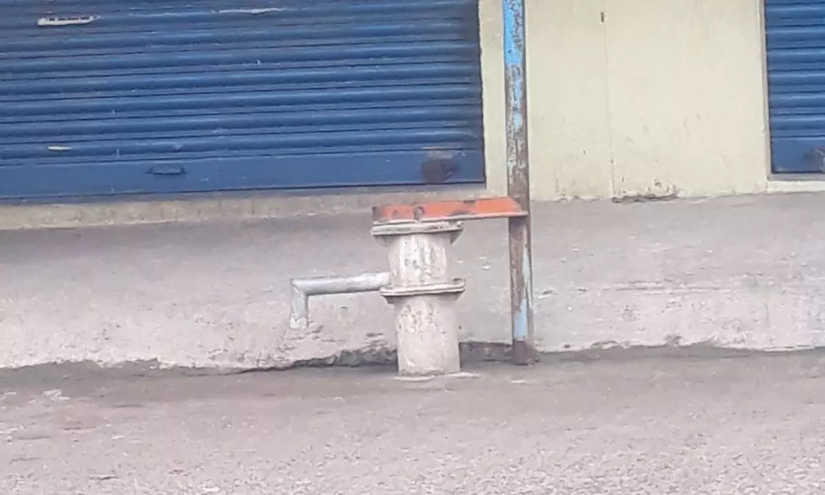 கைப்பம்பை மூழ்கடித்த சாலை