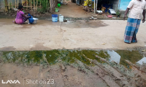 சாலையில் வழிந்தோடும் கழிவுநீர் சாலையில் வழிந்தோடும் கழிவுநீர்