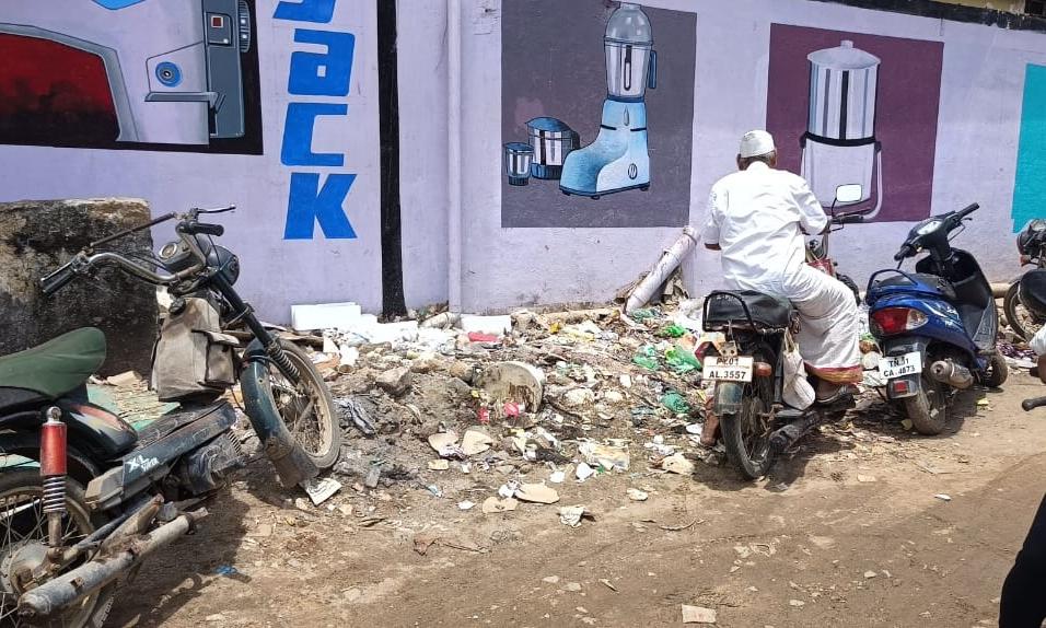 குவிந்து கிடக்கும் குப்பை குவிந்து கிடக்கும் குப்பை