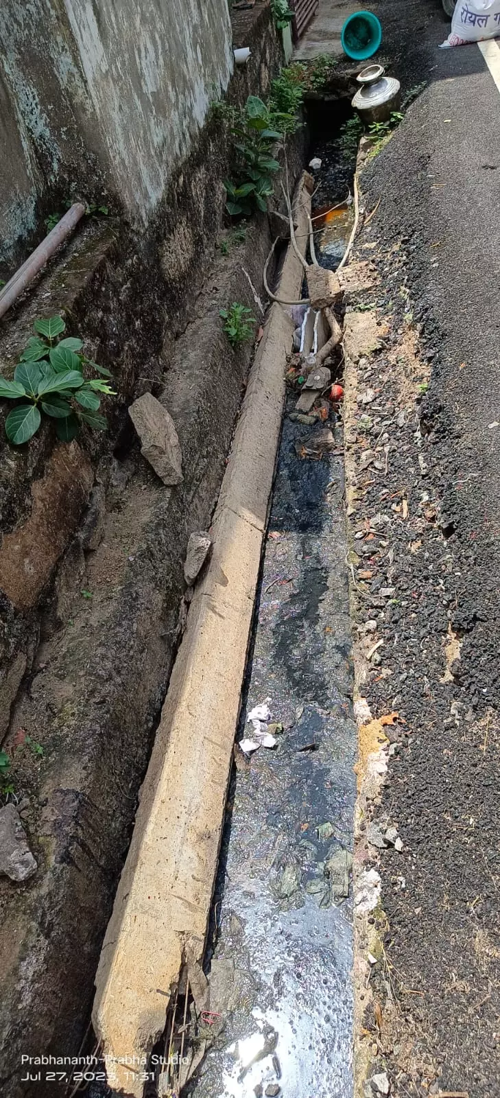 மின்கம்பத்தை அகற்ற வேண்டும் மின்கம்பத்தை அகற்ற வேண்டும்