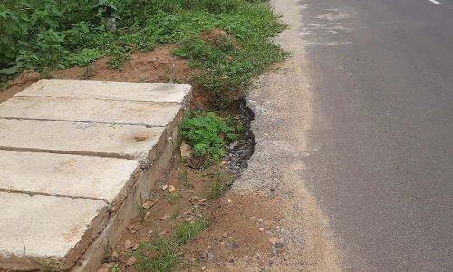 விபத்தை ஏற்படுத்தும் பள்ளம் விபத்தை ஏற்படுத்தும் பள்ளம்