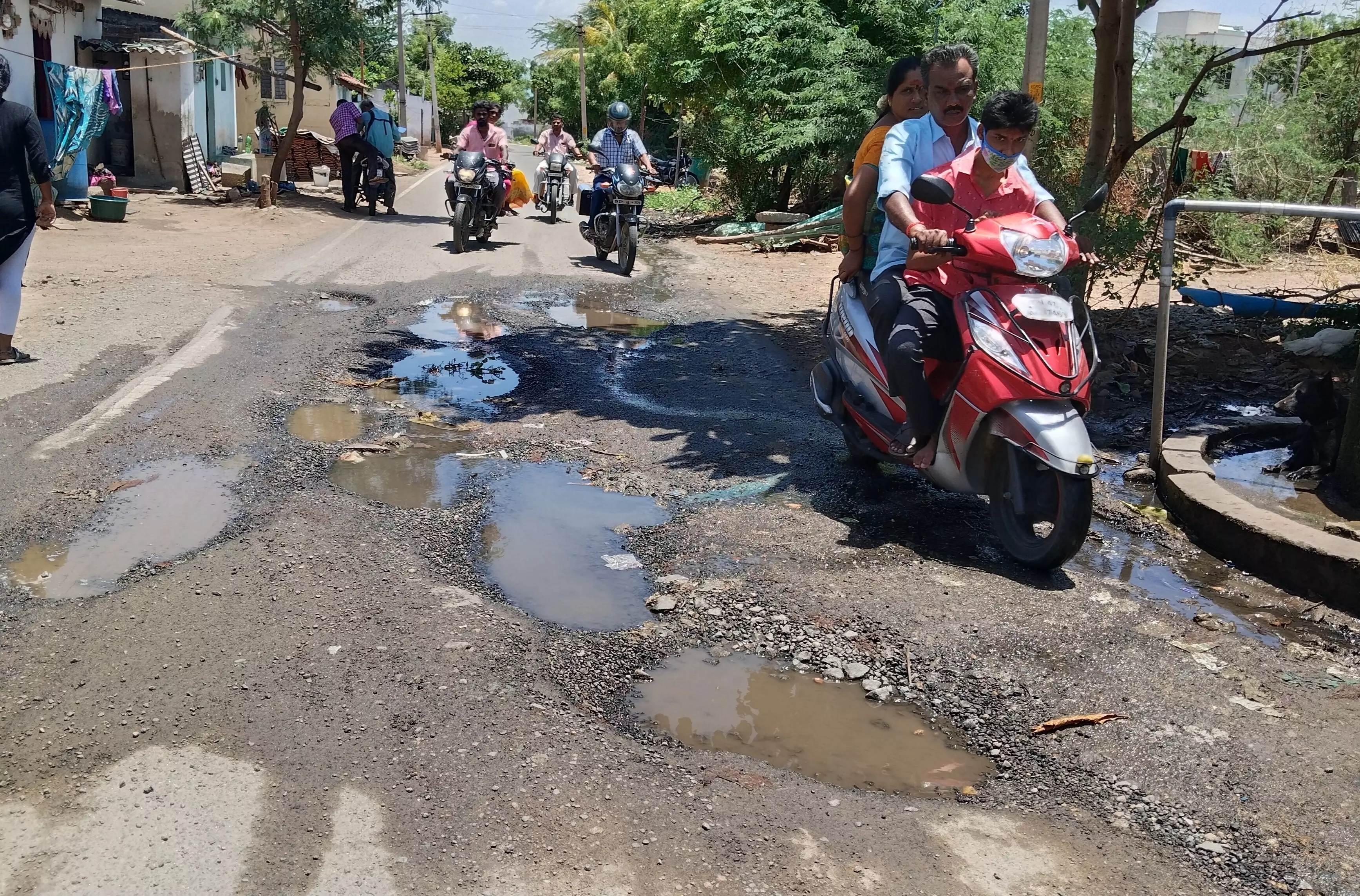 குண்டும், குழியுமான சாலை குண்டும், குழியுமான சாலை