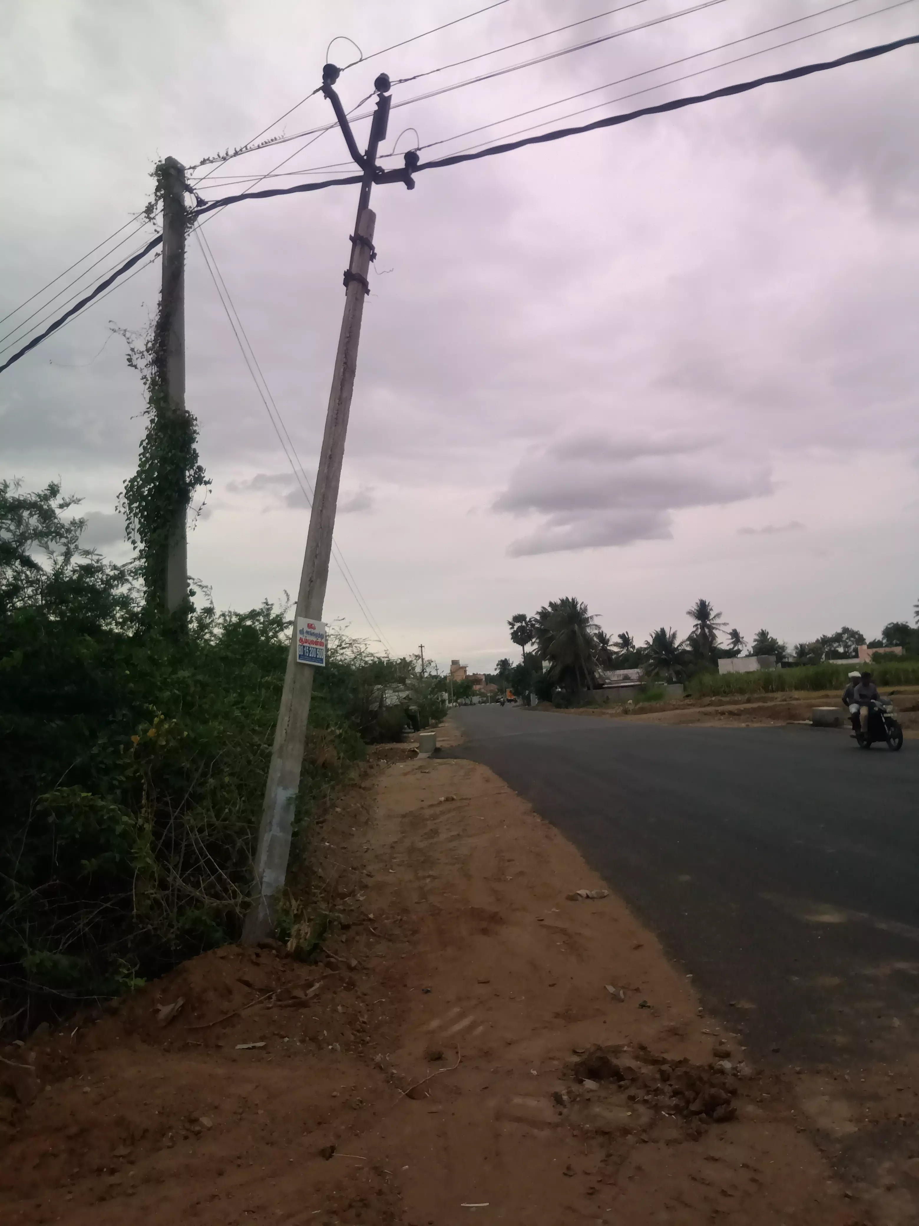 மின்கம்பத்தை சீரமைக்க கோரிக்கை மின்கம்பத்தை சீரமைக்க கோரிக்கை