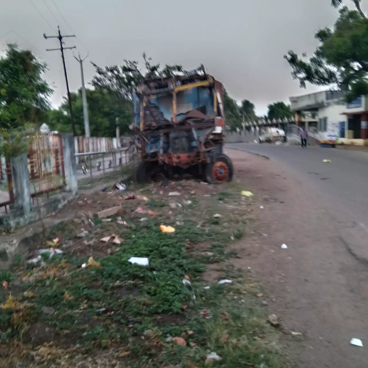 போக்குவரத்துக்கு இடையூறாக பழுதடைந்த லாரி போக்குவரத்துக்கு இடையூறாக பழுதடைந்த லாரி