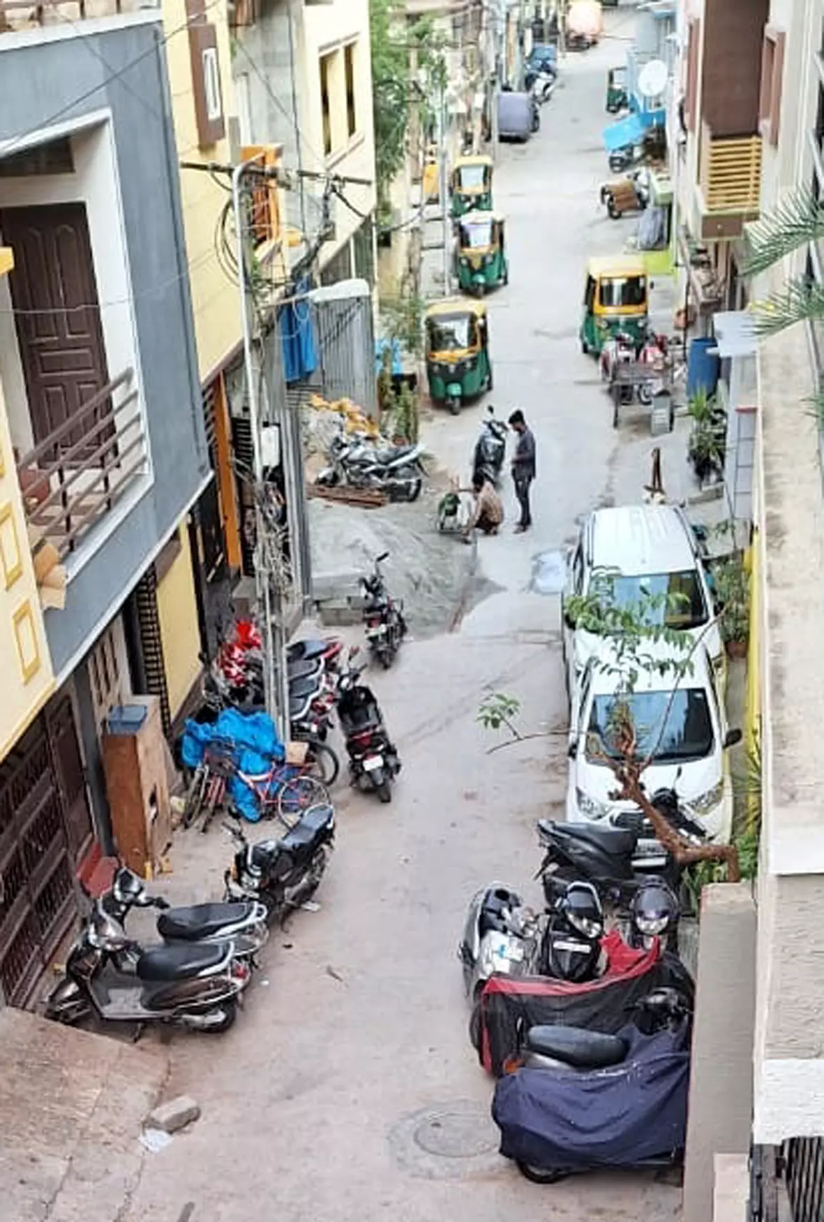 சாலையில் நிறுத்தப்படும் வாகனங்கள் சாலையில் நிறுத்தப்படும் வாகனங்கள்