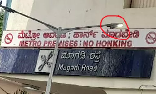 பகல் நேரங்களில் ஒளிரும் தெருவிளக்குகள்