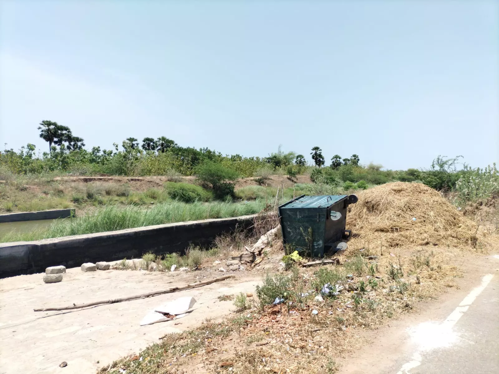 பயன்பாடின்றி கிடக்கும் குப்பைத்தொட்டி பயன்பாடின்றி கிடக்கும் குப்பைத்தொட்டி