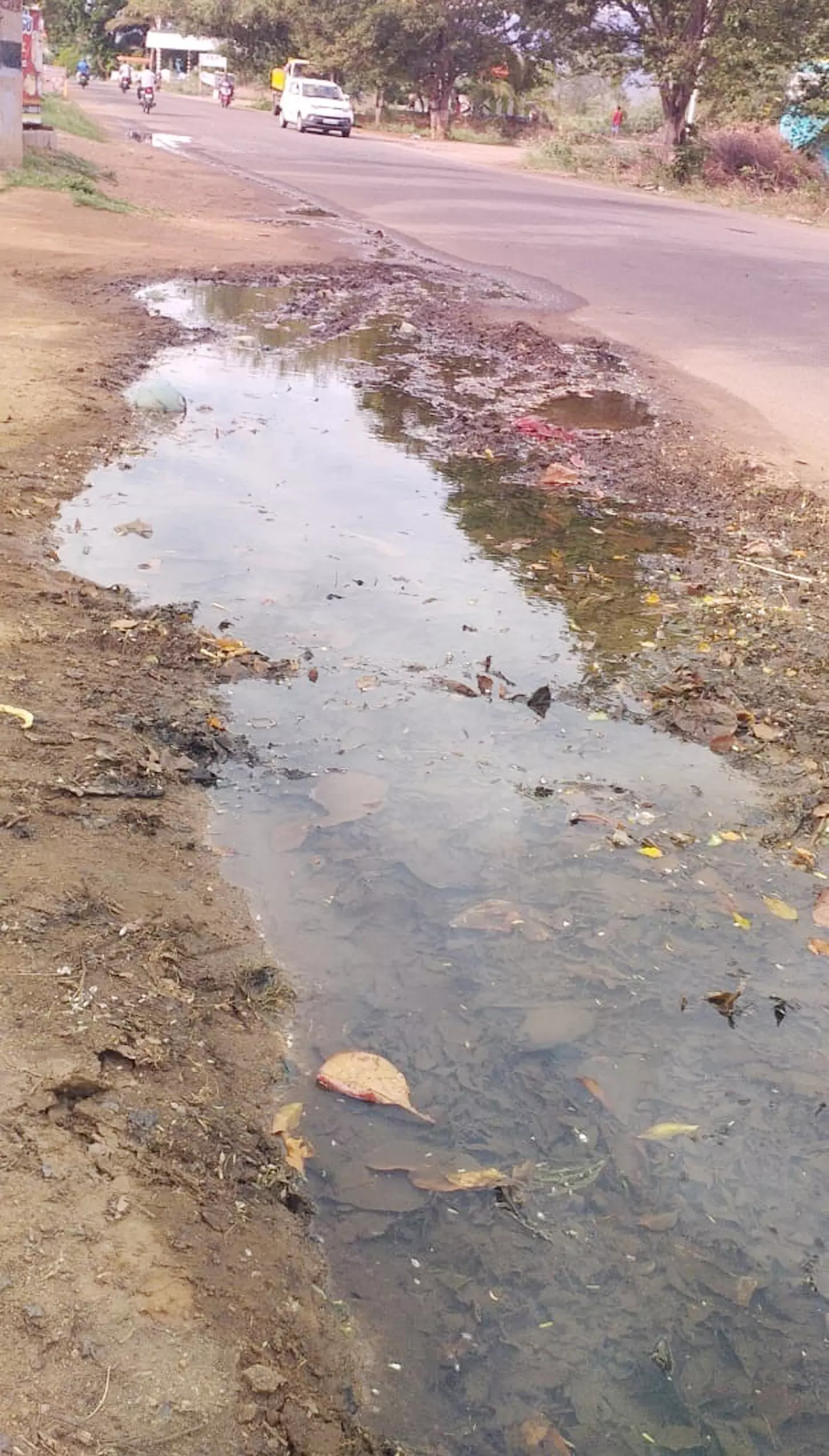 குழாய் உடைப்பால் வீணாகும் குடிநீர் குழாய் உடைப்பால் வீணாகும் குடிநீர்