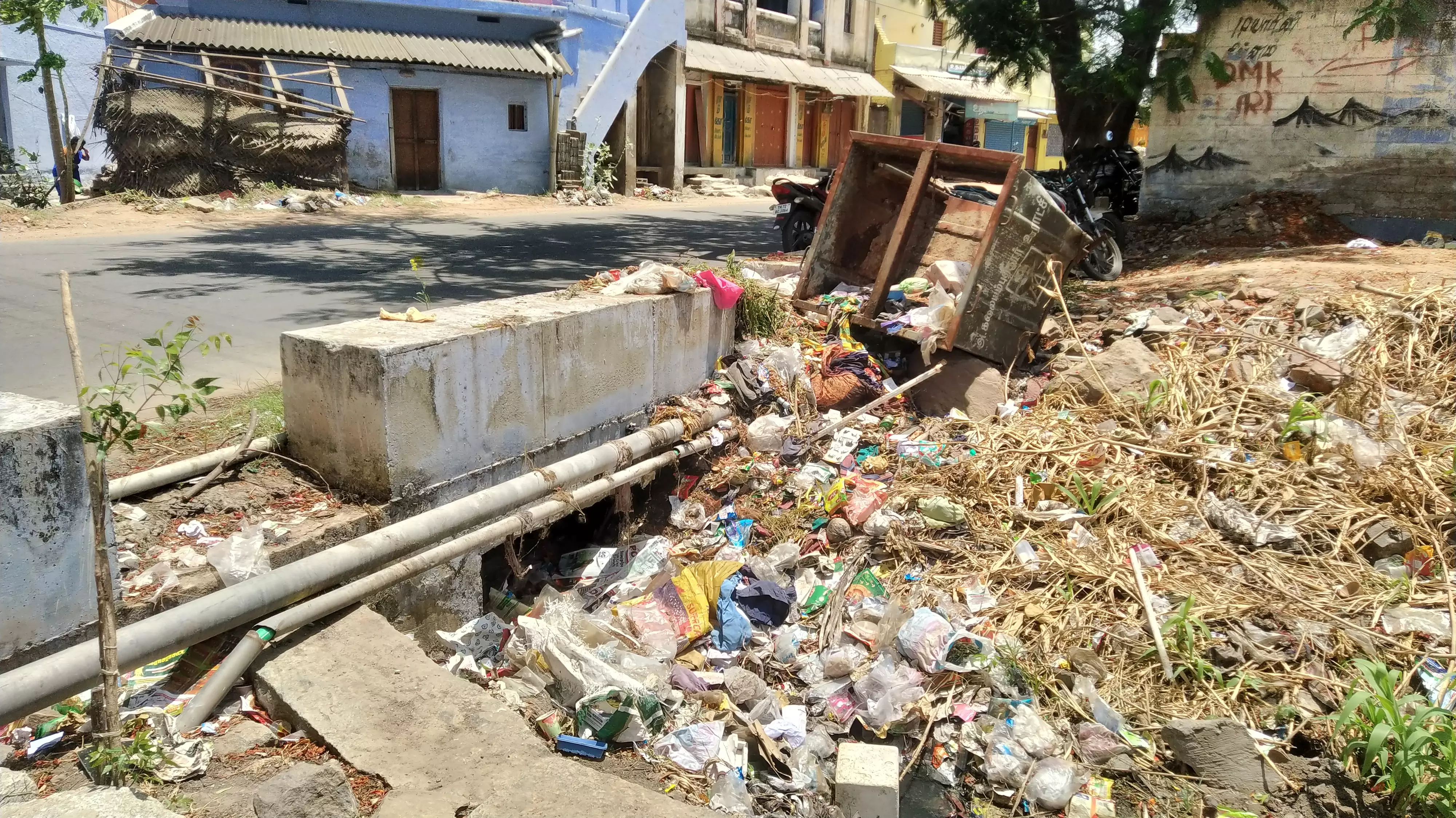 தேங்கி கிடக்கும் குப்பைகள் தேங்கி கிடக்கும் குப்பைகள்