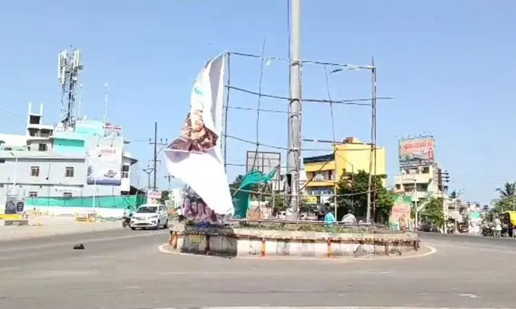 கிழிந்து தொங்கும் பேனர்களால் விபத்து