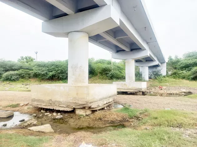 ஆபத்தான நிலையில் மேம்பால தூண்கள்