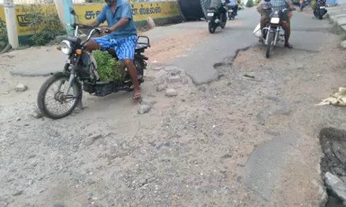 குண்டும்-குழியுமான ரோடு குண்டும்-குழியுமான ரோடு