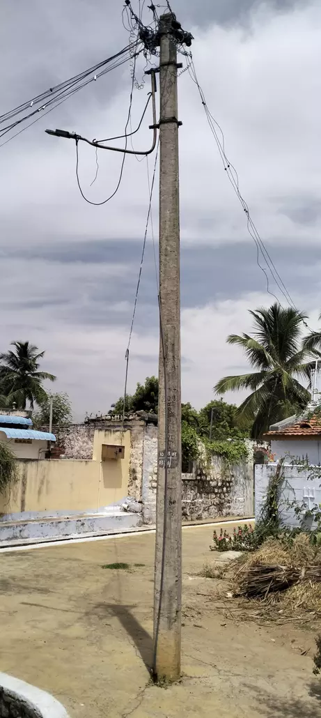 வீதியின் நடுவே மின்கம்பம் வீதியின் நடுவே மின்கம்பம்