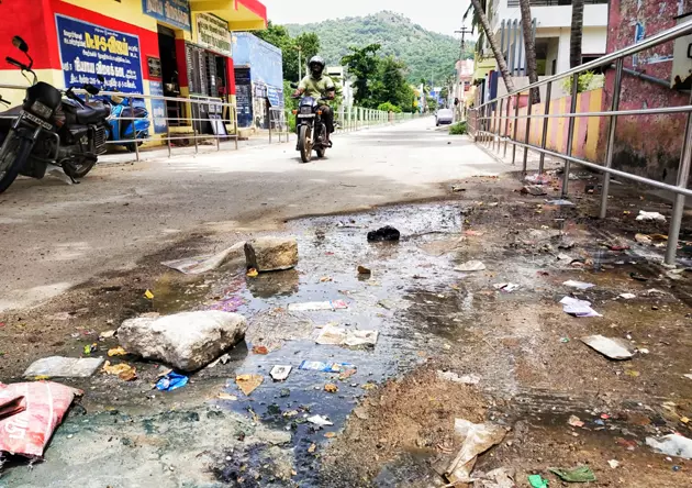 சாலையில் ஓடும் கழிவுநீா்