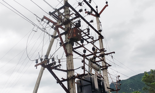 சேதமடைந்த மின்சார டிரான்ஸ்பார்மர் சேதமடைந்த மின்சார டிரான்ஸ்பார்மர்