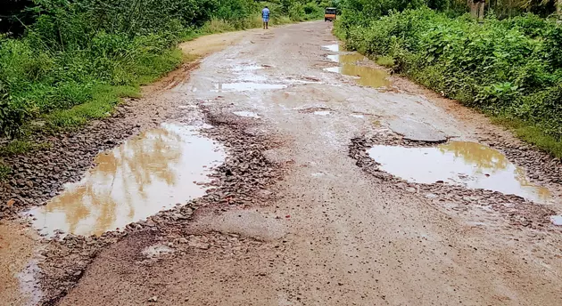 சாலையை சீரமைப்பார்களா?