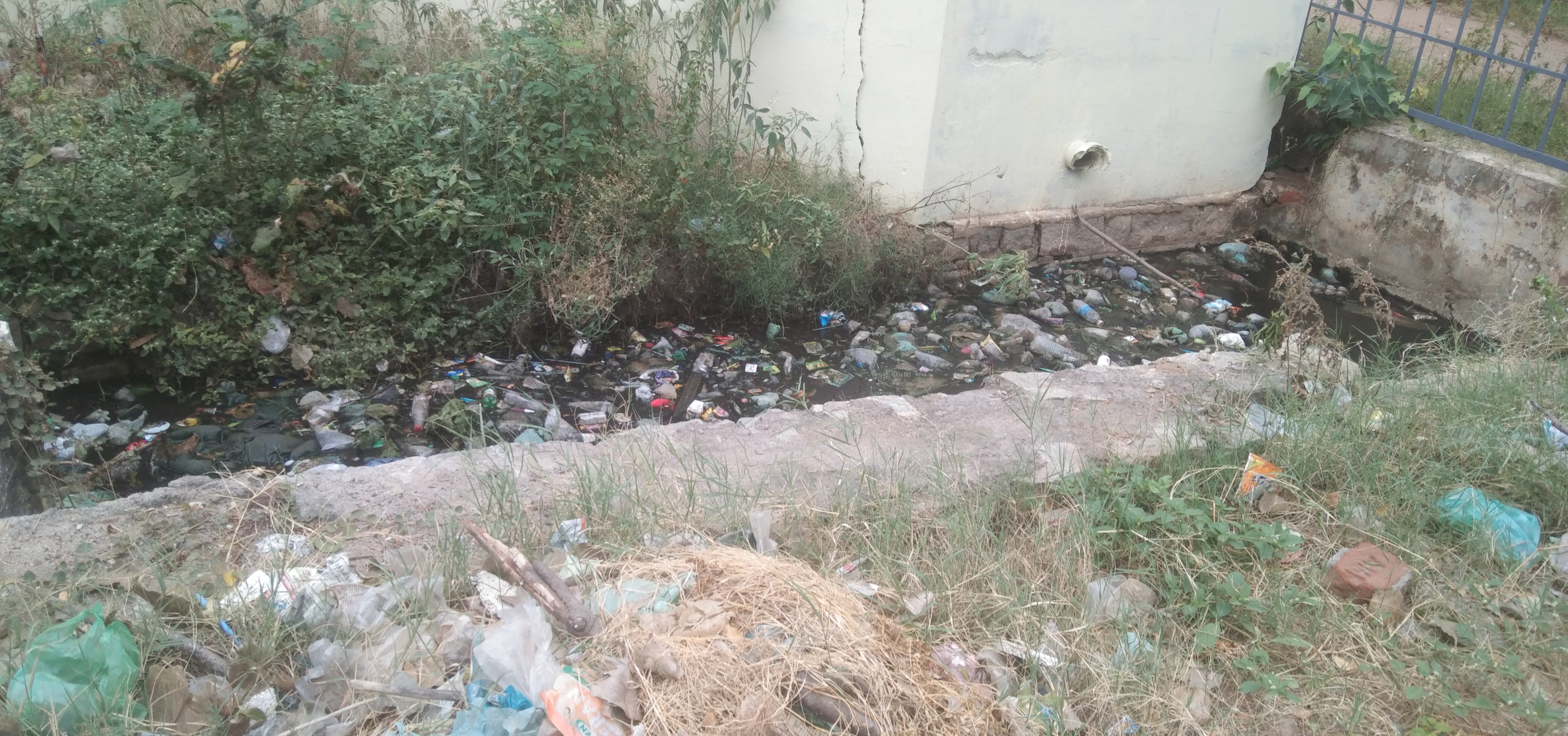 குளம்போல் தேங்கும் கழிவுநீர்