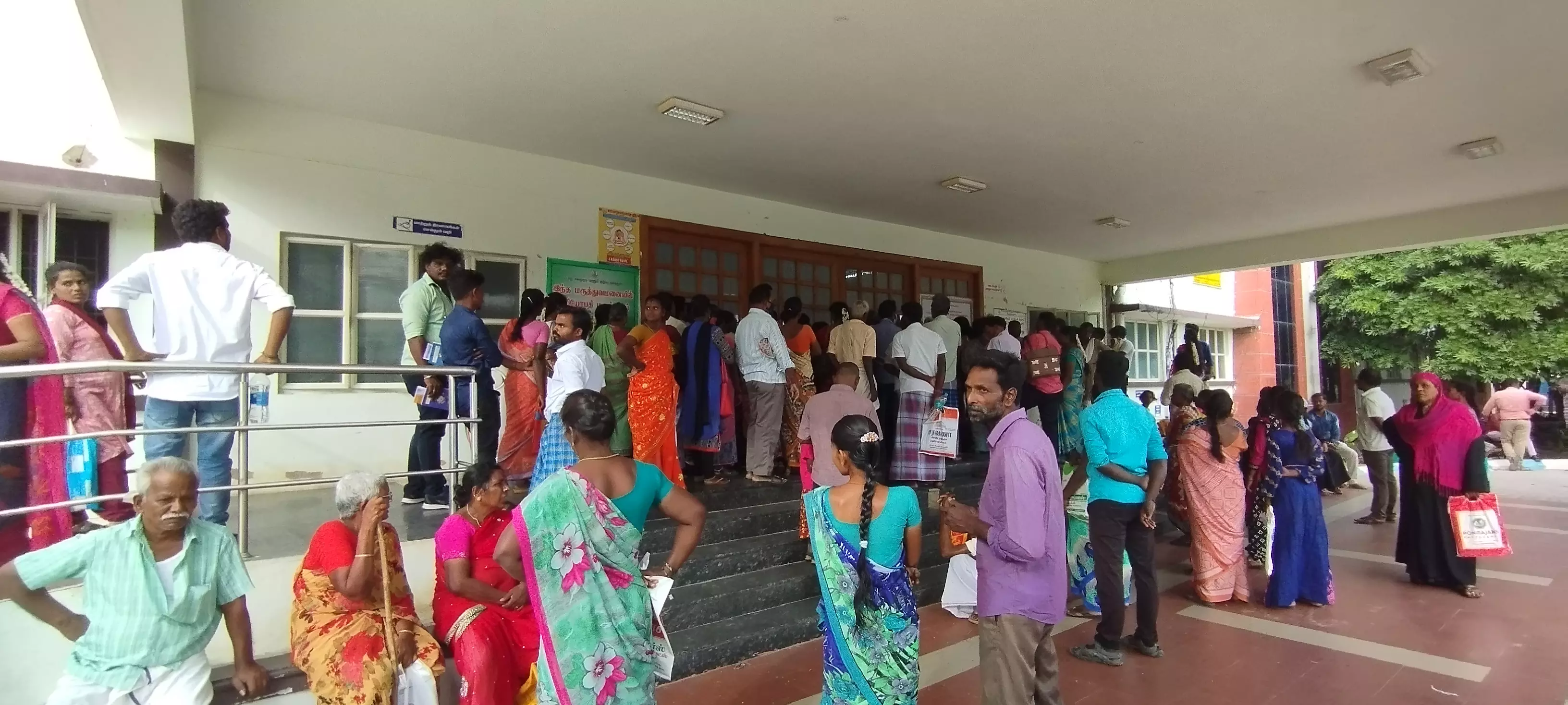 ஓ.பி.சீட்டு பதிவுக்காக காத்திருக்கும் நோயாளிகள் ஓ.பி.சீட்டு பதிவுக்காக காத்திருக்கும் நோயாளிகள்