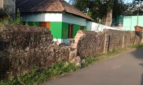 சேதமடைந்த சுற்றுச்சுவர்