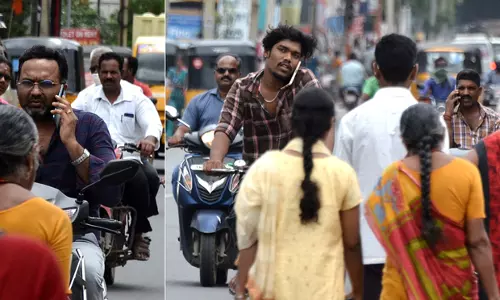 செல்போனில் பேசியபடி செல்லும் வாகன ஓட்டிகள்