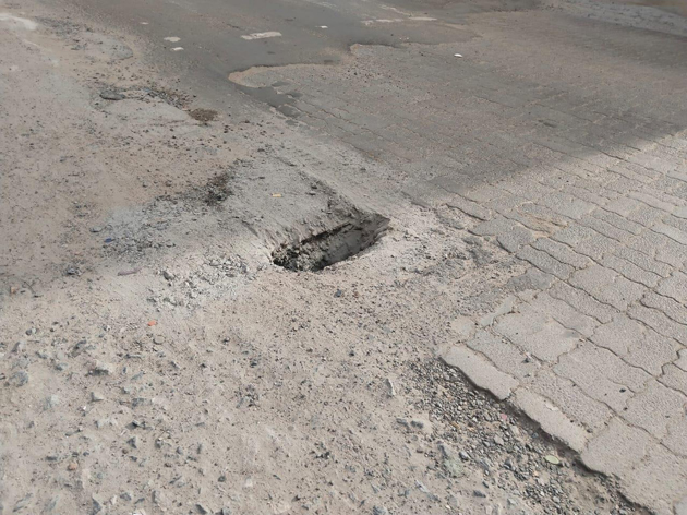 சாலையில் ஆபத்தான பள்ளம் சாலையில் ஆபத்தான பள்ளம்