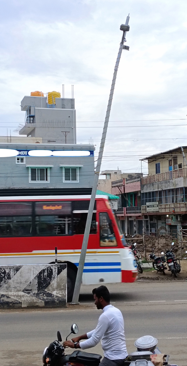 சாய்வாக உள்ள மின்கம்பங்கள்