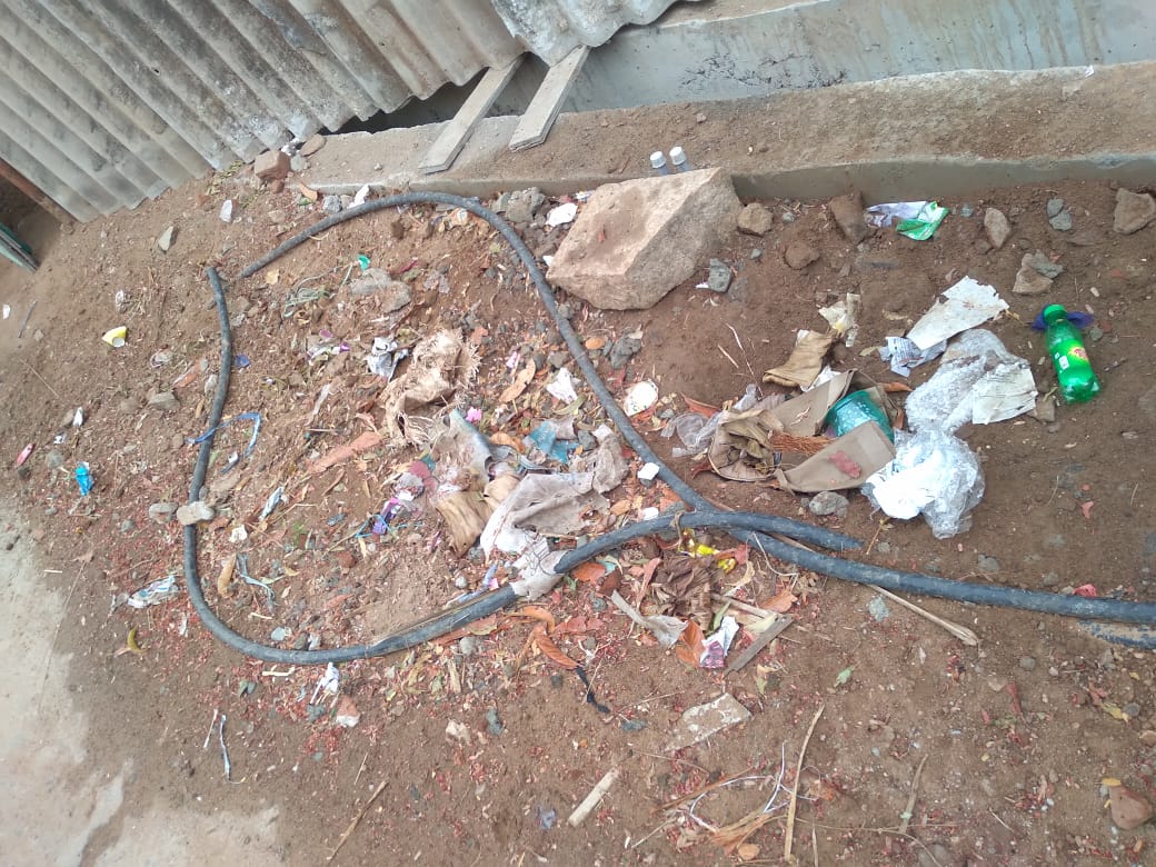 சாலையில் கிடக்கும் ஒயர்கள் சாலையில் கிடக்கும் ஒயர்கள்