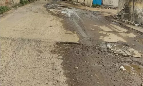 குண்டும், குழியுமாய் சாலை குண்டும், குழியுமாய் சாலை