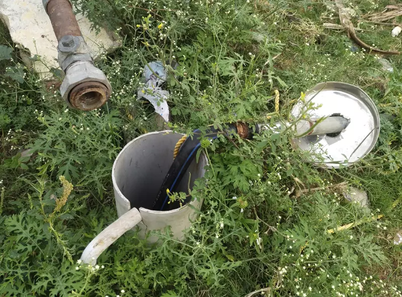 திறந்து கிடக்கும் ஆழ்துளை கிணறு