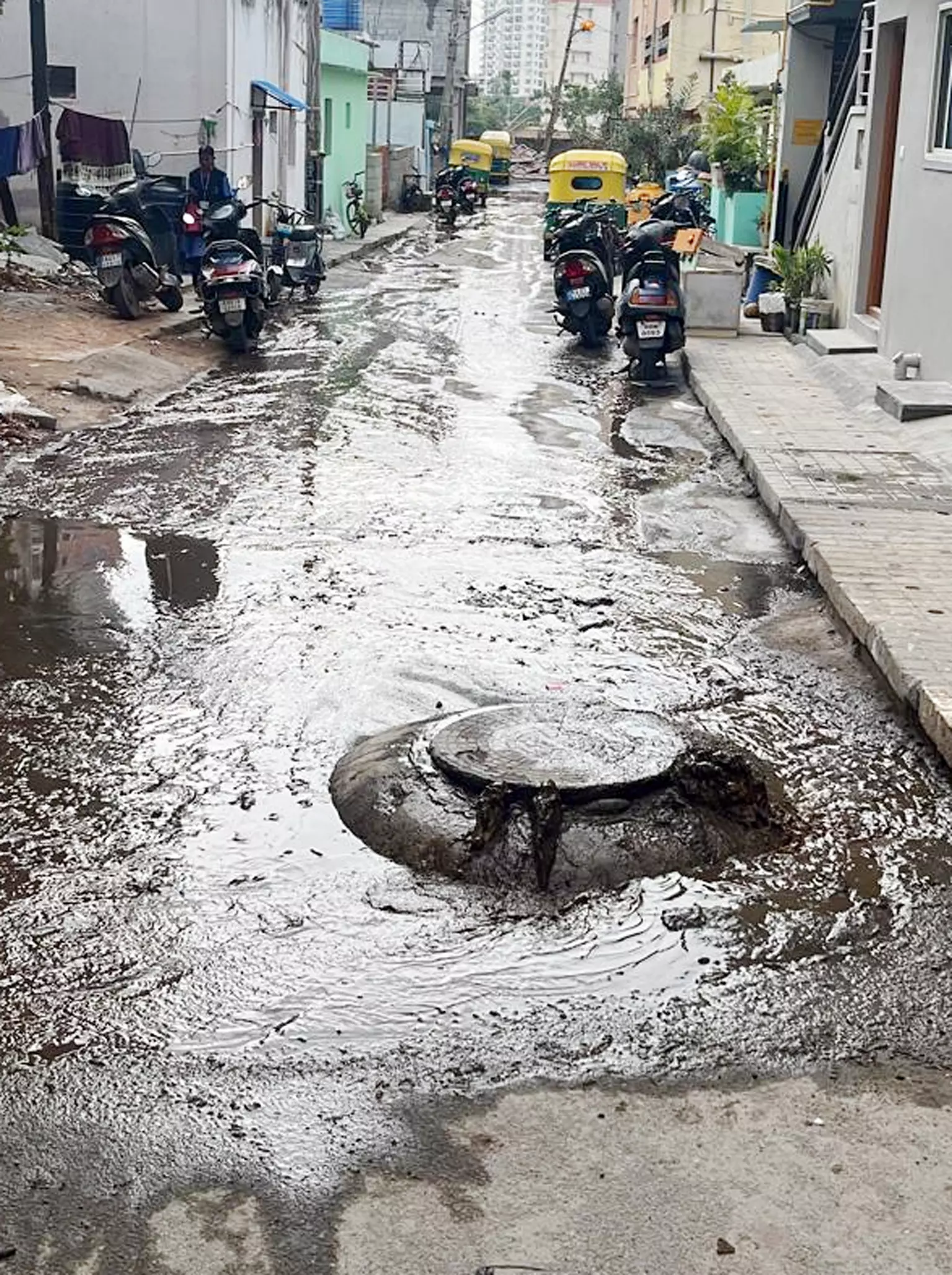 ஆறுபோல் ஓடும் கழிவுநீர்