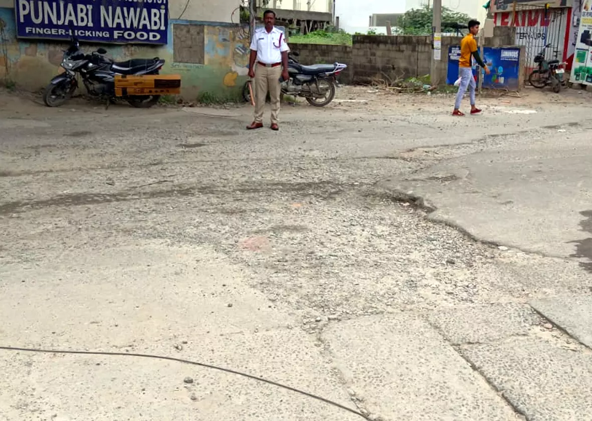 பெயர்ந்து கிடக்கும் ஜல்லி கற்கள் பெயர்ந்து கிடக்கும் ஜல்லி கற்கள்