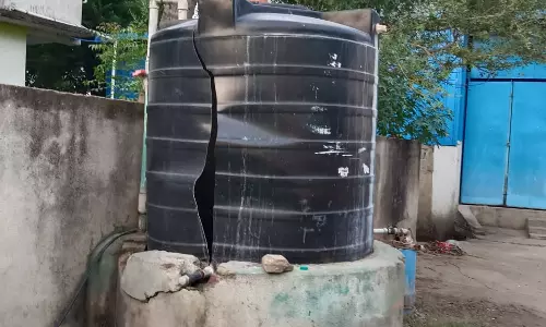 உடைந்த குடிநீர்த் தொட்டி