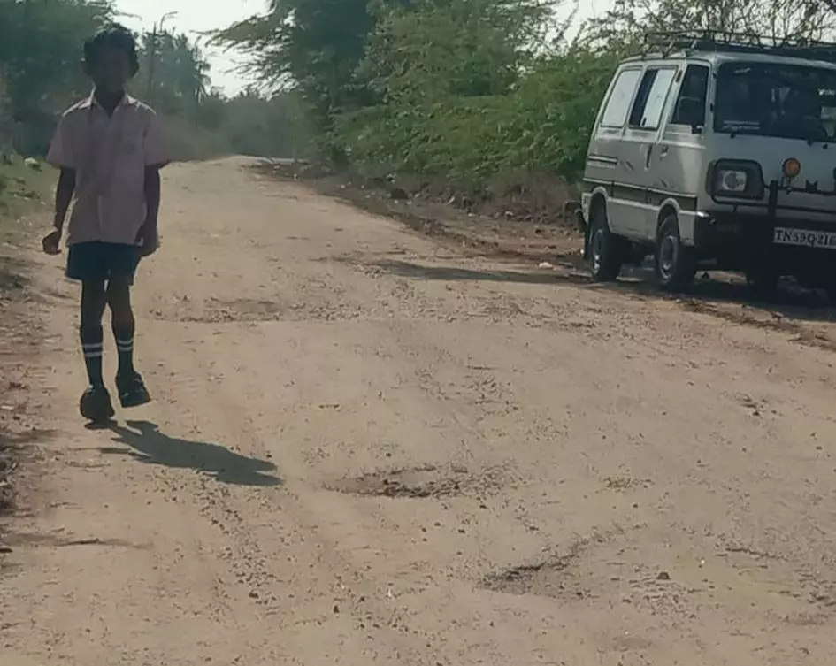 குண்டும், குழியுமான சாலை குண்டும், குழியுமான சாலை