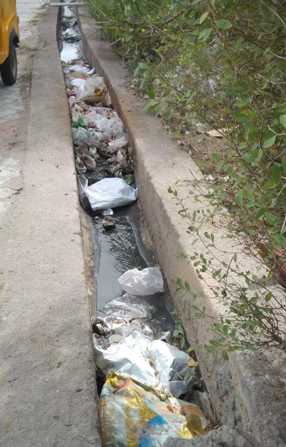 சாக்கடை கால்வாயில் குப்பைகள்