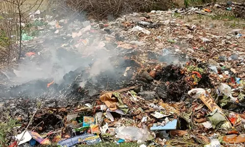 குப்பைகளுக்கு தீ வைப்பு