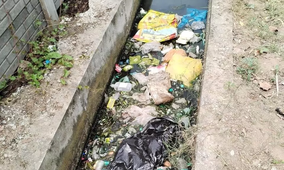 கால்வாயில் கொட்டப்படும் குப்பை கால்வாயில் கொட்டப்படும் குப்பை