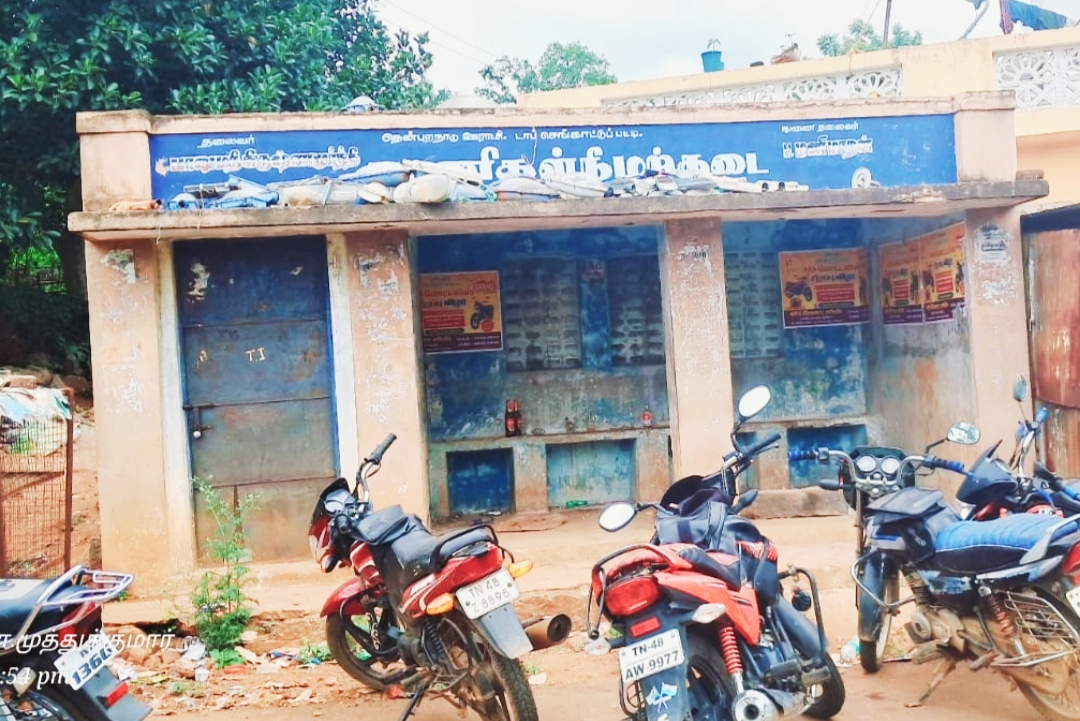 பாராக மாறிய பயணிகள் நிழற்குடை பாராக மாறிய பயணிகள் நிழற்குடை