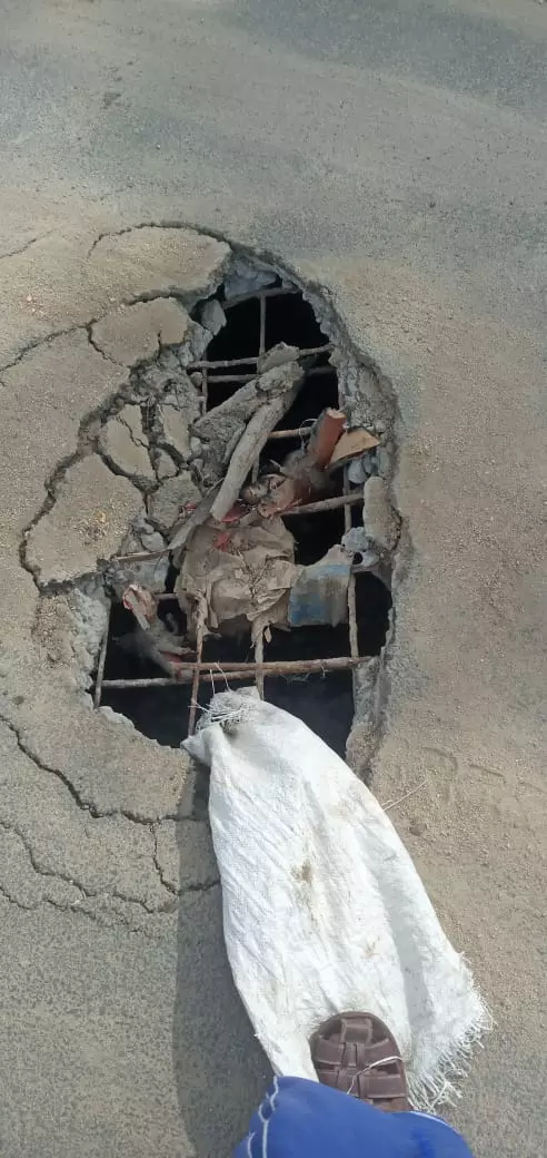 பாலத்தில் பள்ளம் பாலத்தில் பள்ளம்