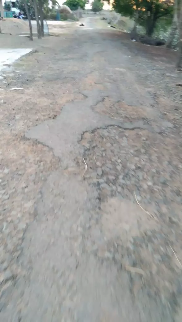 குண்டும், குழியுமான சாலை குண்டும், குழியுமான சாலை