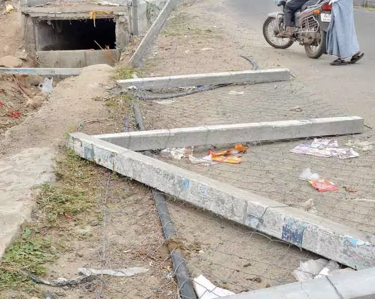 சாய்க்கப்பட்ட கம்பி வேலி