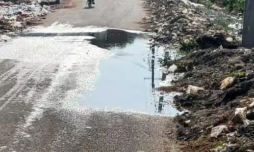 சாலையில் தேங்கி நிற்கும் கழிவுநீர் சாலையில் தேங்கி நிற்கும் கழிவுநீர்