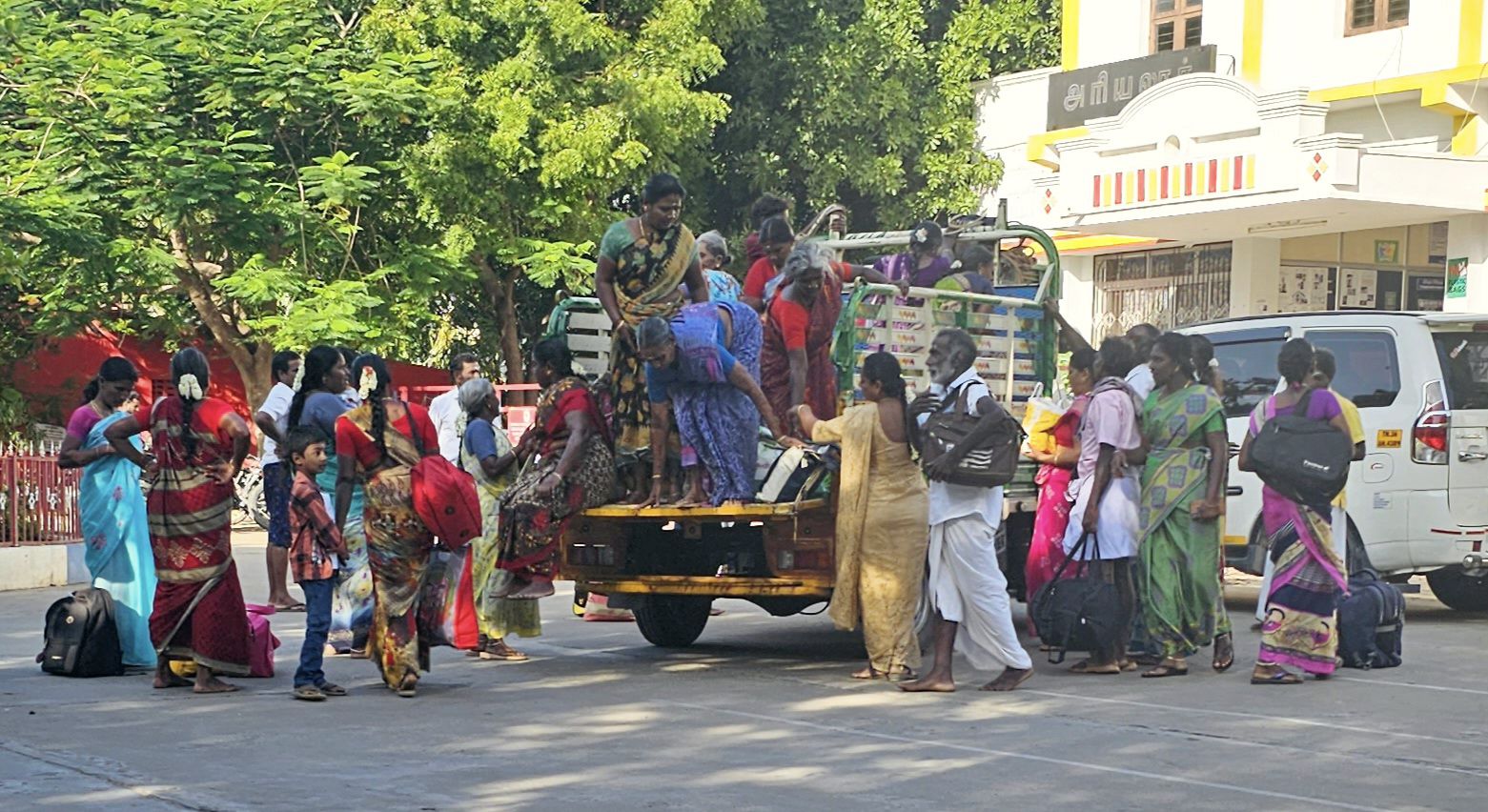 சரக்கு வாகனங்களில் பயணம் சரக்கு வாகனங்களில் பயணம்