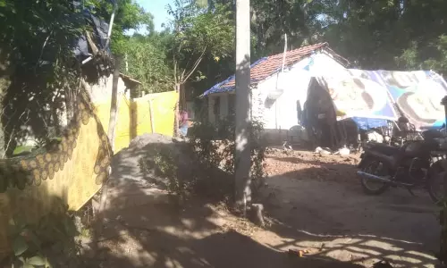 போக்குவரத்துக்கு இடையூறாக மின்கம்பம் போக்குவரத்துக்கு இடையூறாக மின்கம்பம்