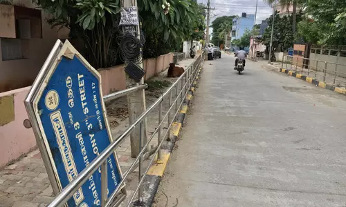 பெயர் பலகையை சரி செய்ய வேண்டும்