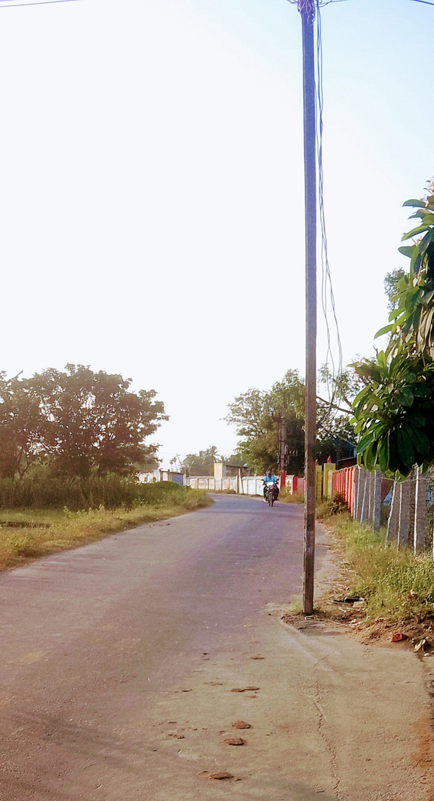 போக்குவரத்துக்கு இடையூறான மின்கம்பம்